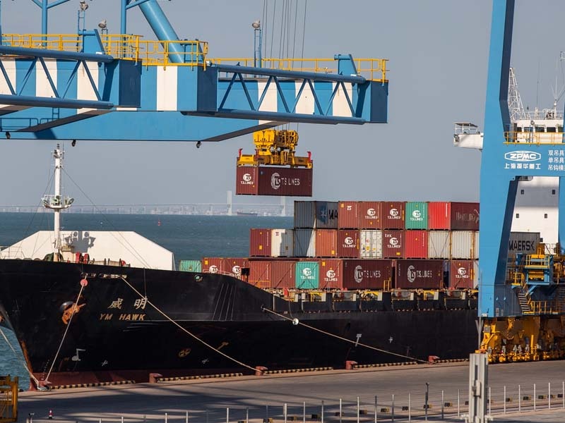 USA: trade deficit narrows more than expected in July